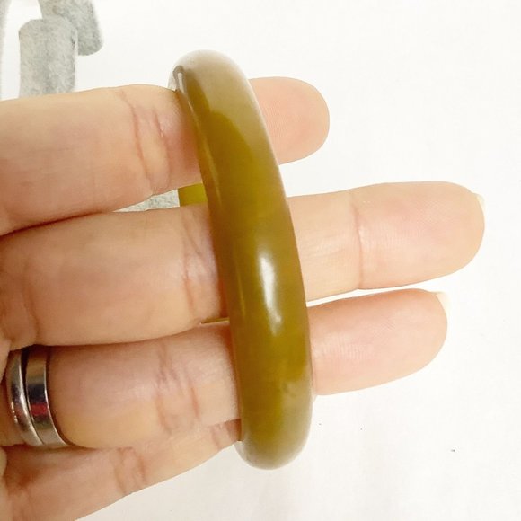 Antique Bakelite bangle bracelet yellowish green color bangle bracelet early vin - Picture 2 of 4